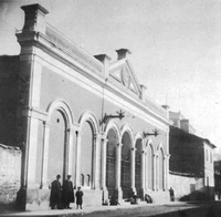 El padre de Tomás Duch, llamado de igual manera, estuvo en la sociedad promotora del Teatro Circo, y doto a la ciudad de alumbrado público.
